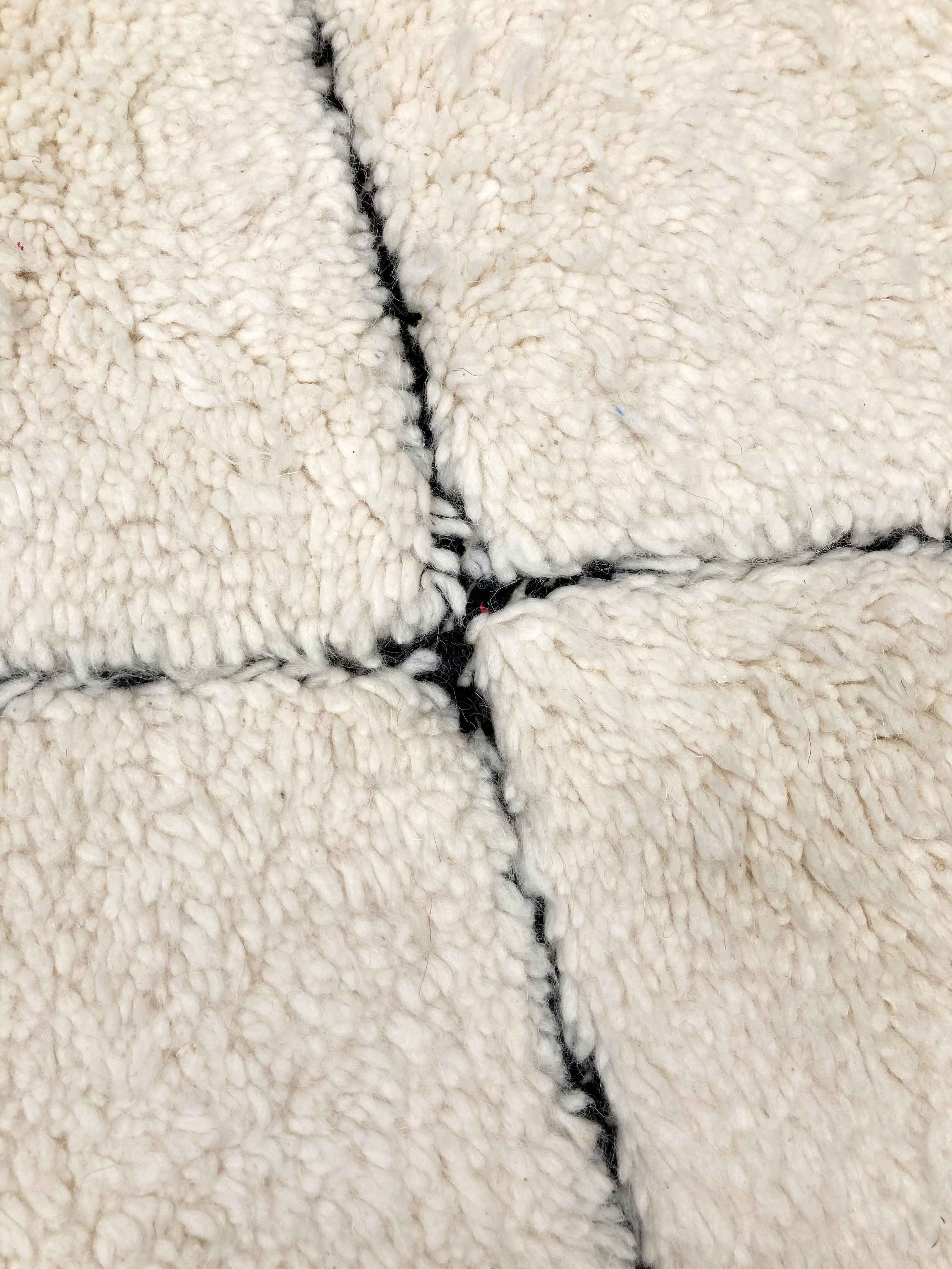 Tapis berbère marocain beni ouarain écru à losanges noirs gravés 366x271cm