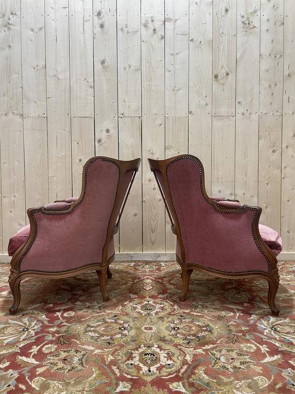 Paire de fauteuils - bergères de style Louis XV en velours rose