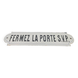 Enameled sign “please close the door”