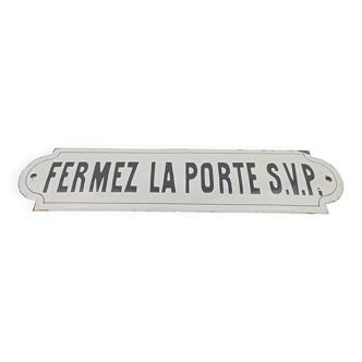 Enameled sign “please close the door”