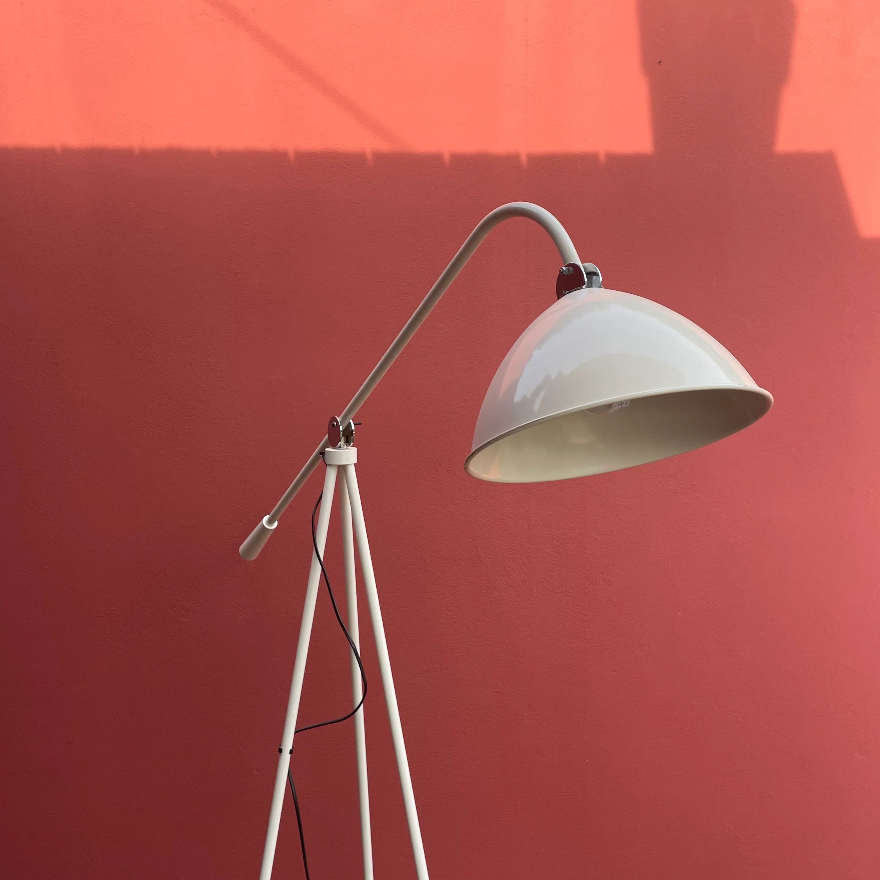 Reading floor lamp with an adjustable arm and head