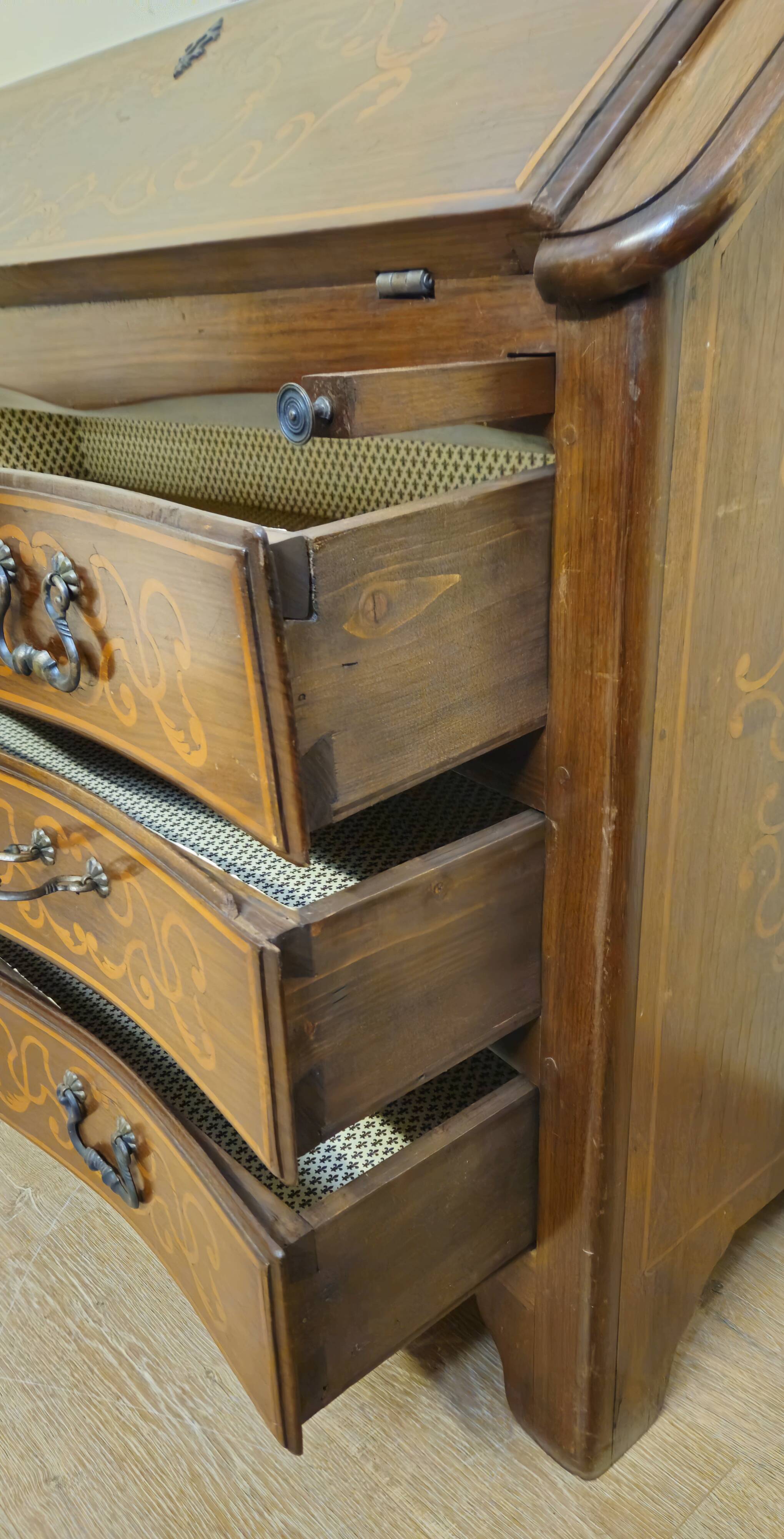Piedmontese curved writing desk in marquetry