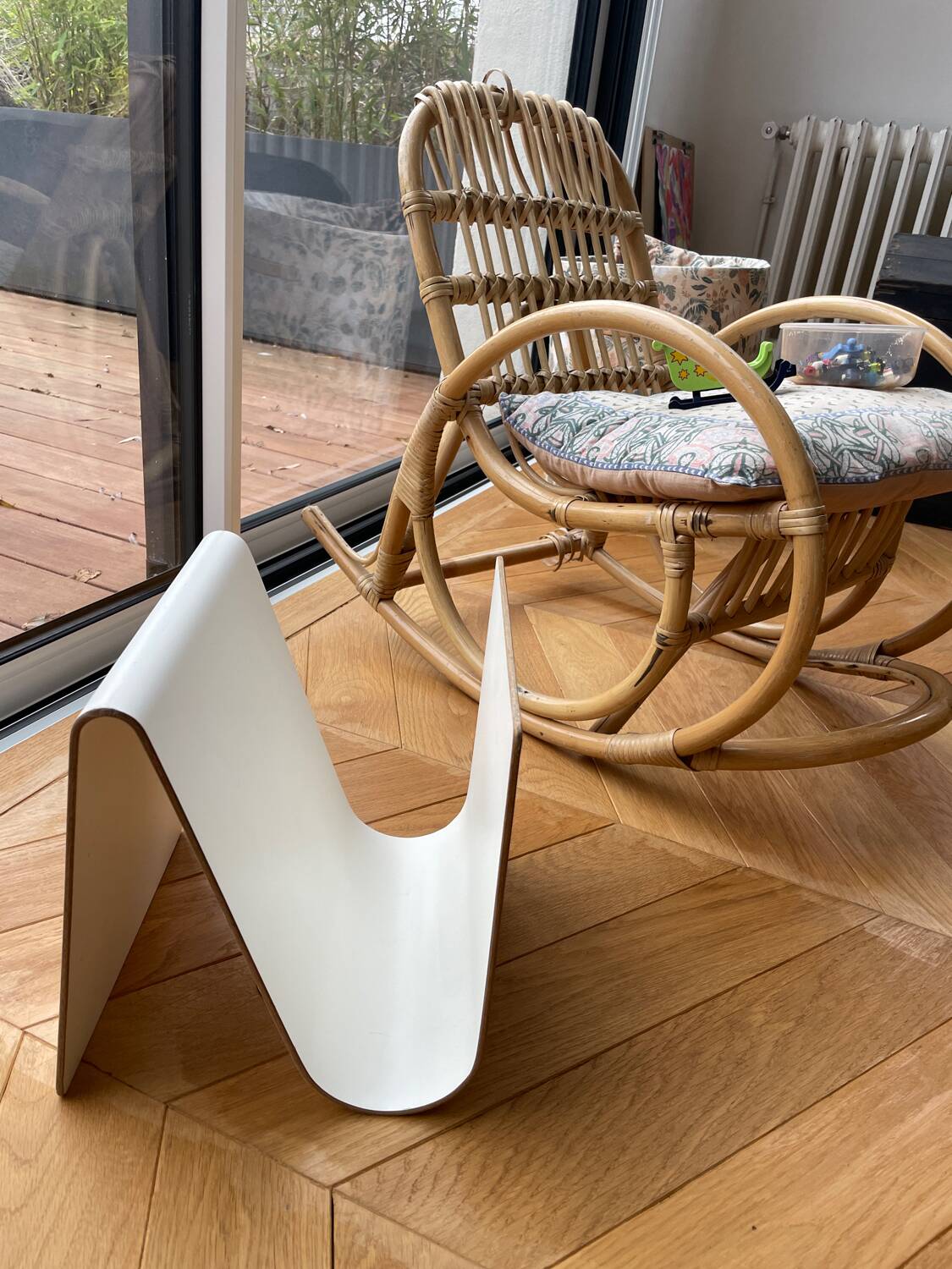 Wavy magazine holder