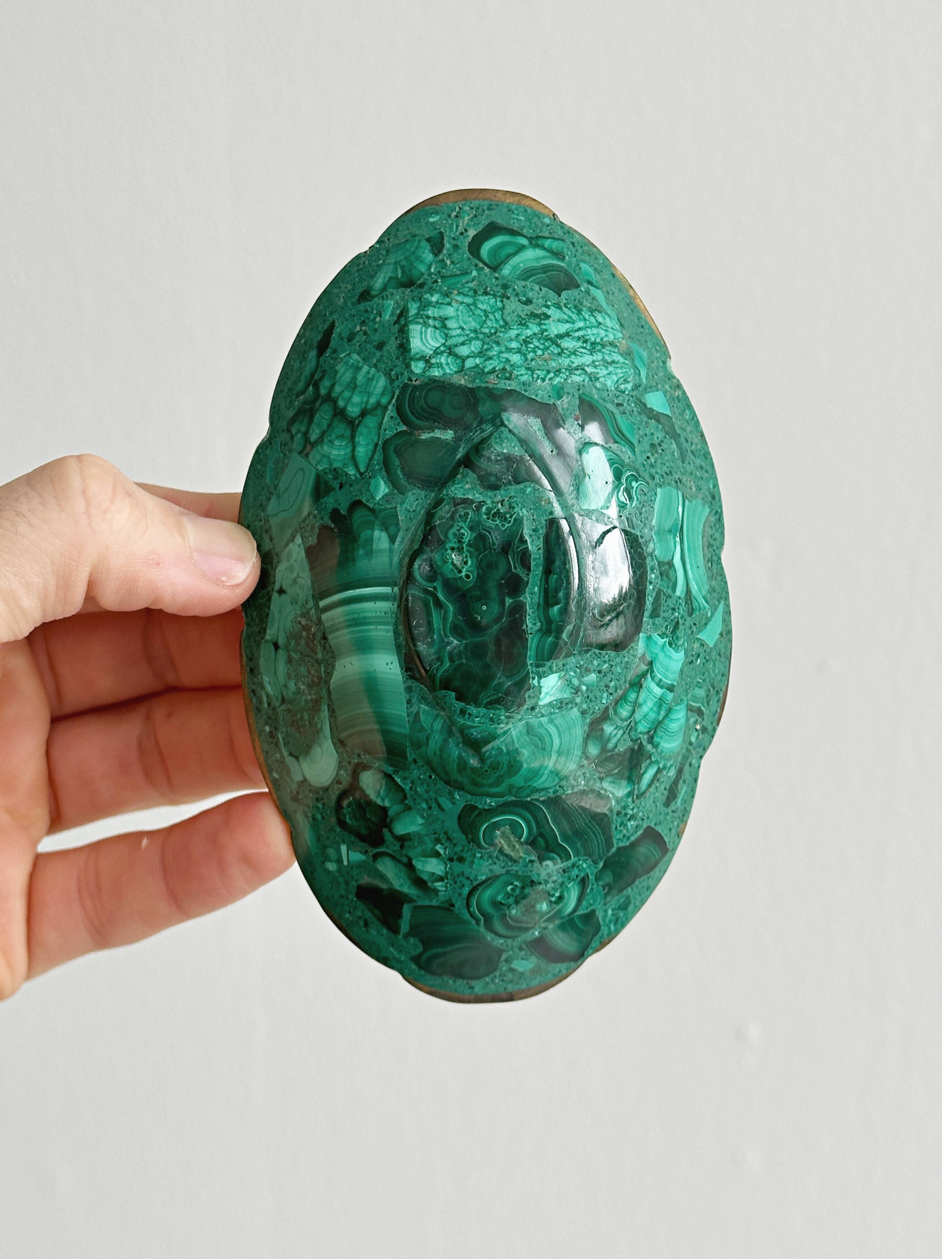Mini bowls in malachite for jewellery or rings.