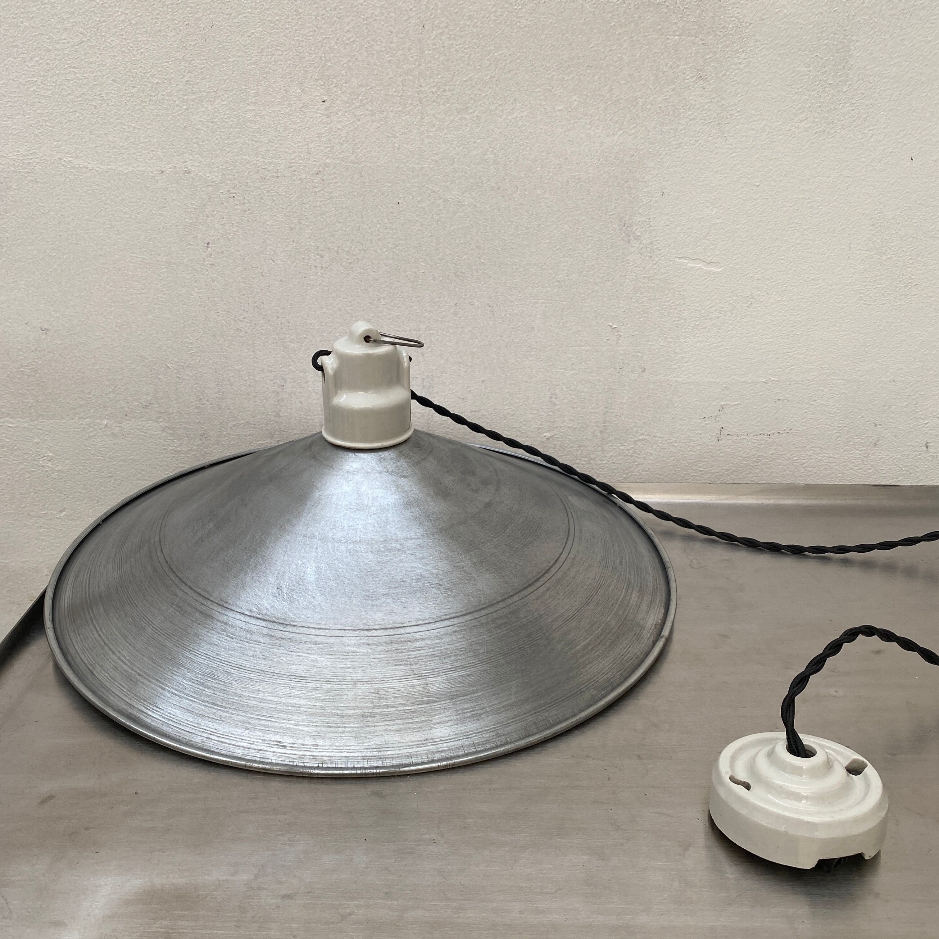 Lot 2 industrial suspensions in acier 36 cm