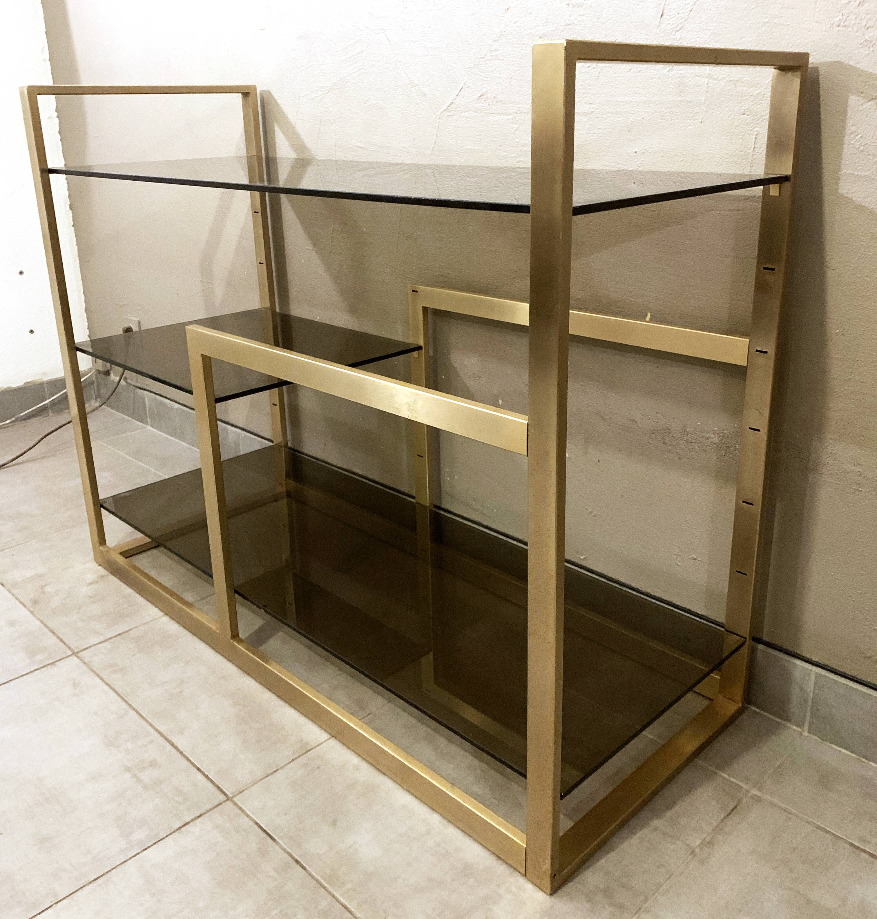 Console / étagère vintage en laiton doré et verre fumé des années 50