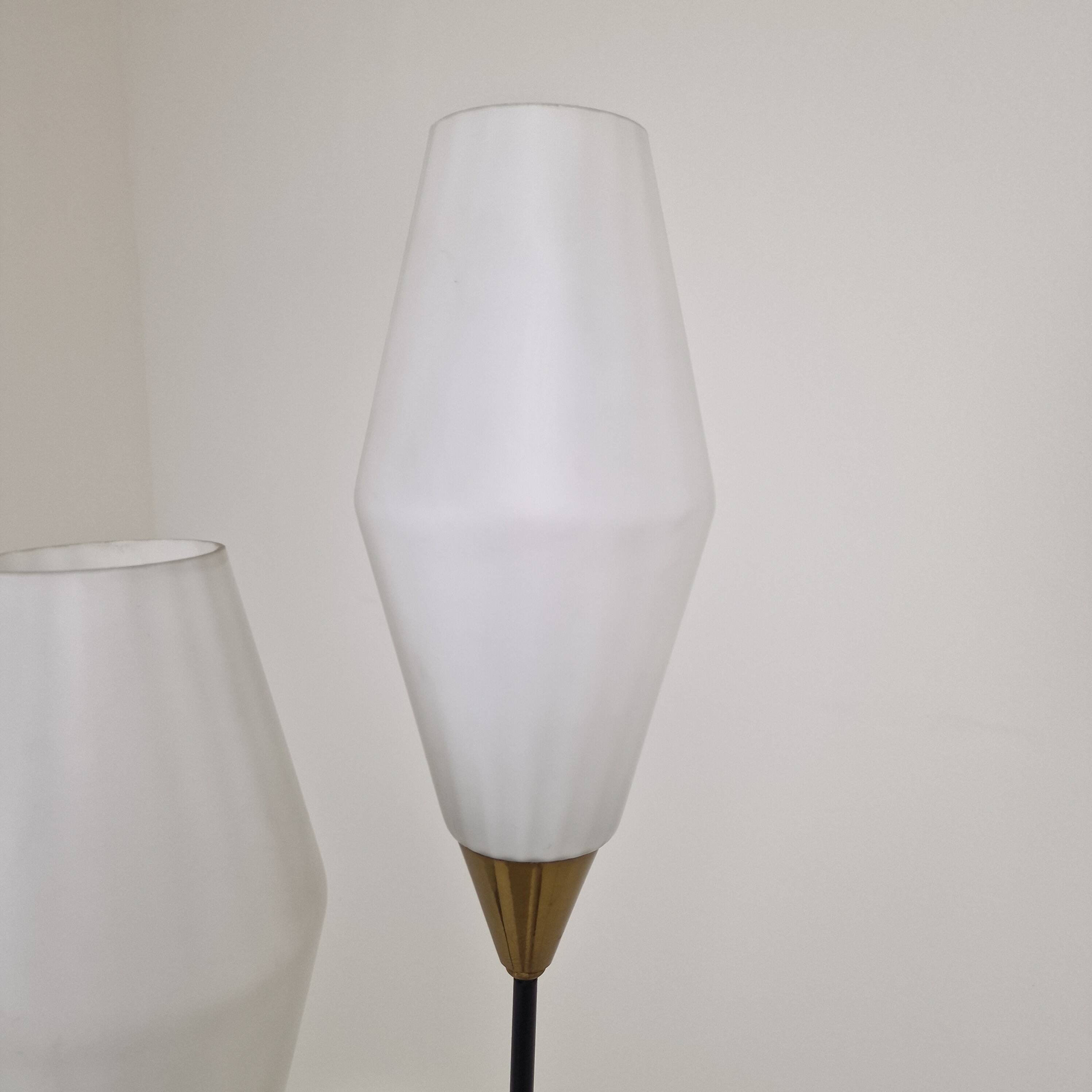 Lampadaire trépied en verre opalin et laiton, Italie, années 1950
