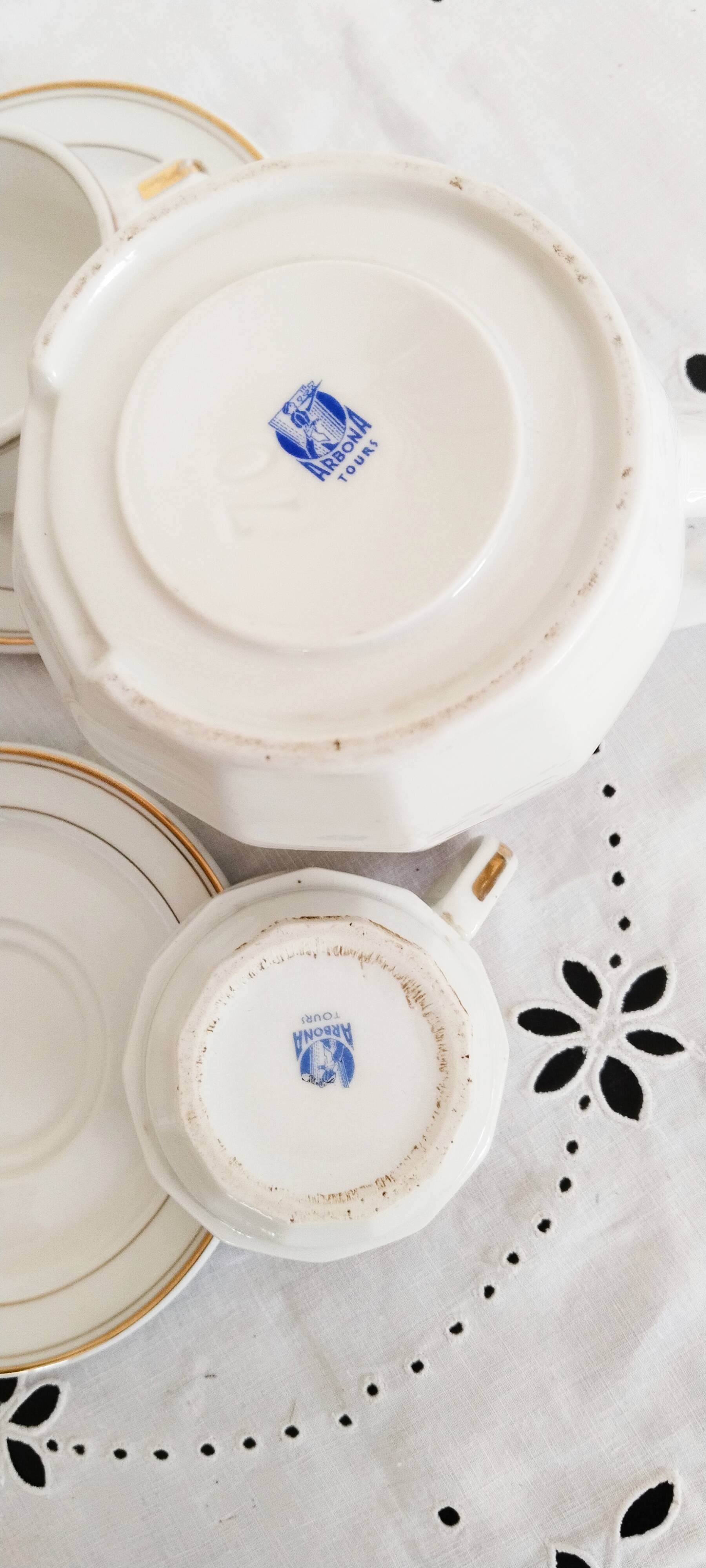 Set of 3 white and gold bistro coffee cups and coffee pot, in porcelain