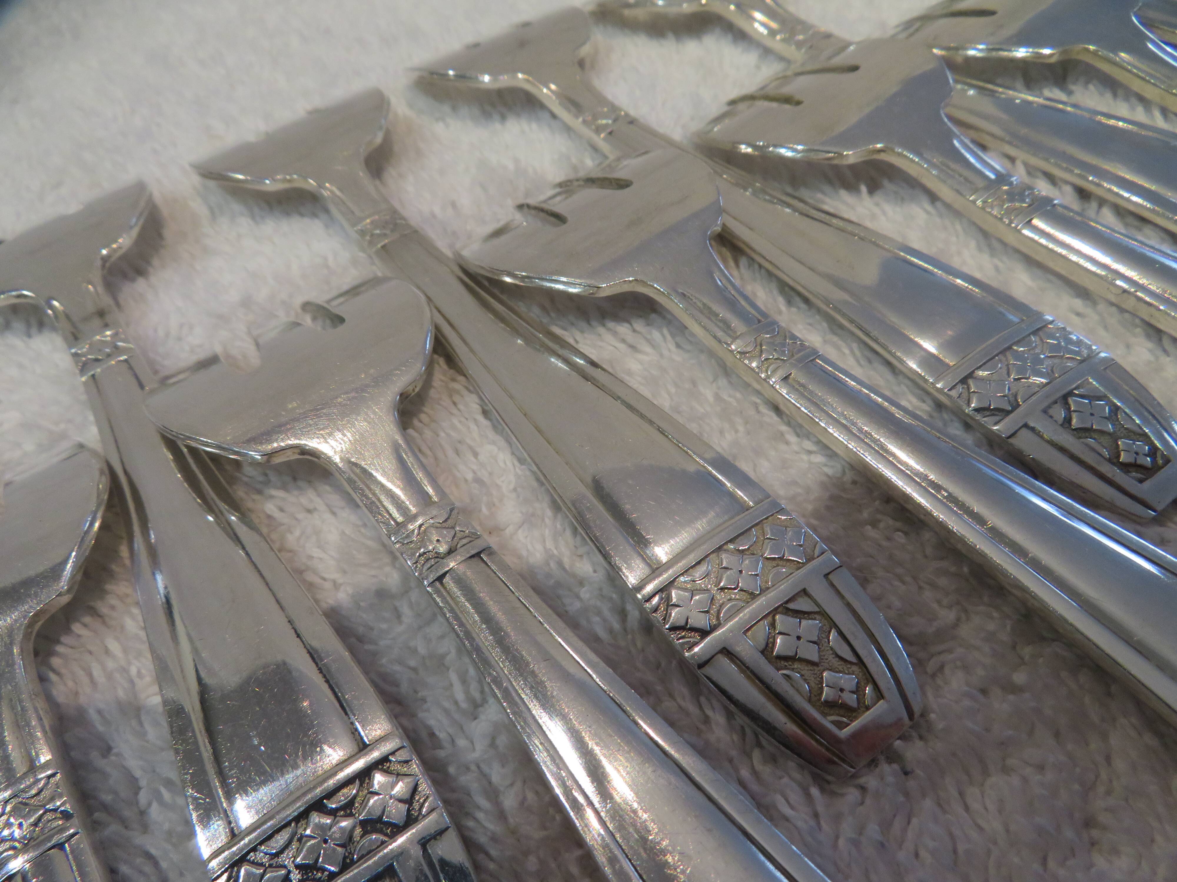 12 silver-plated oyster forks, goldsmith Collet Grand Prix Monaco