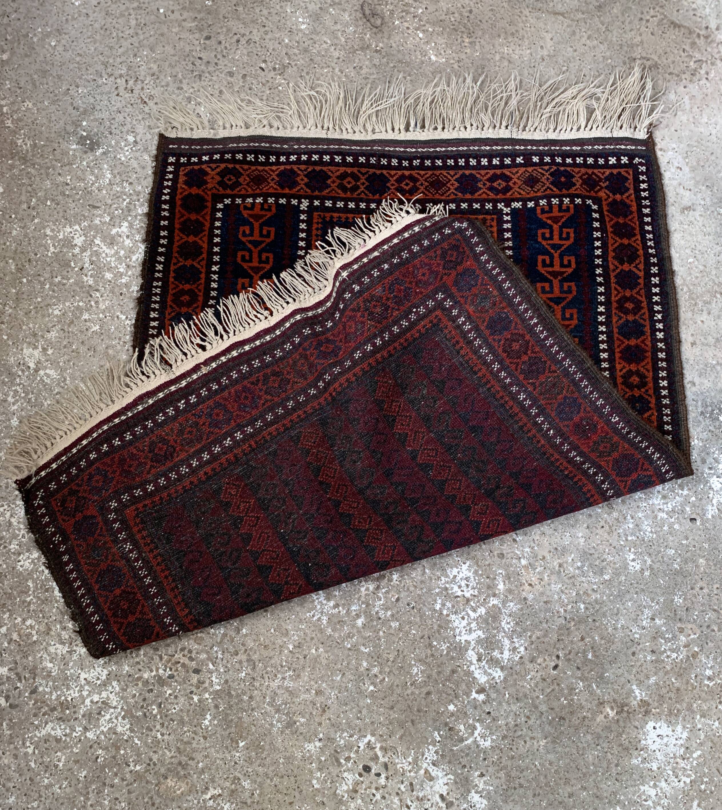 Oriental hand-knotted wool rug 132/133 cm