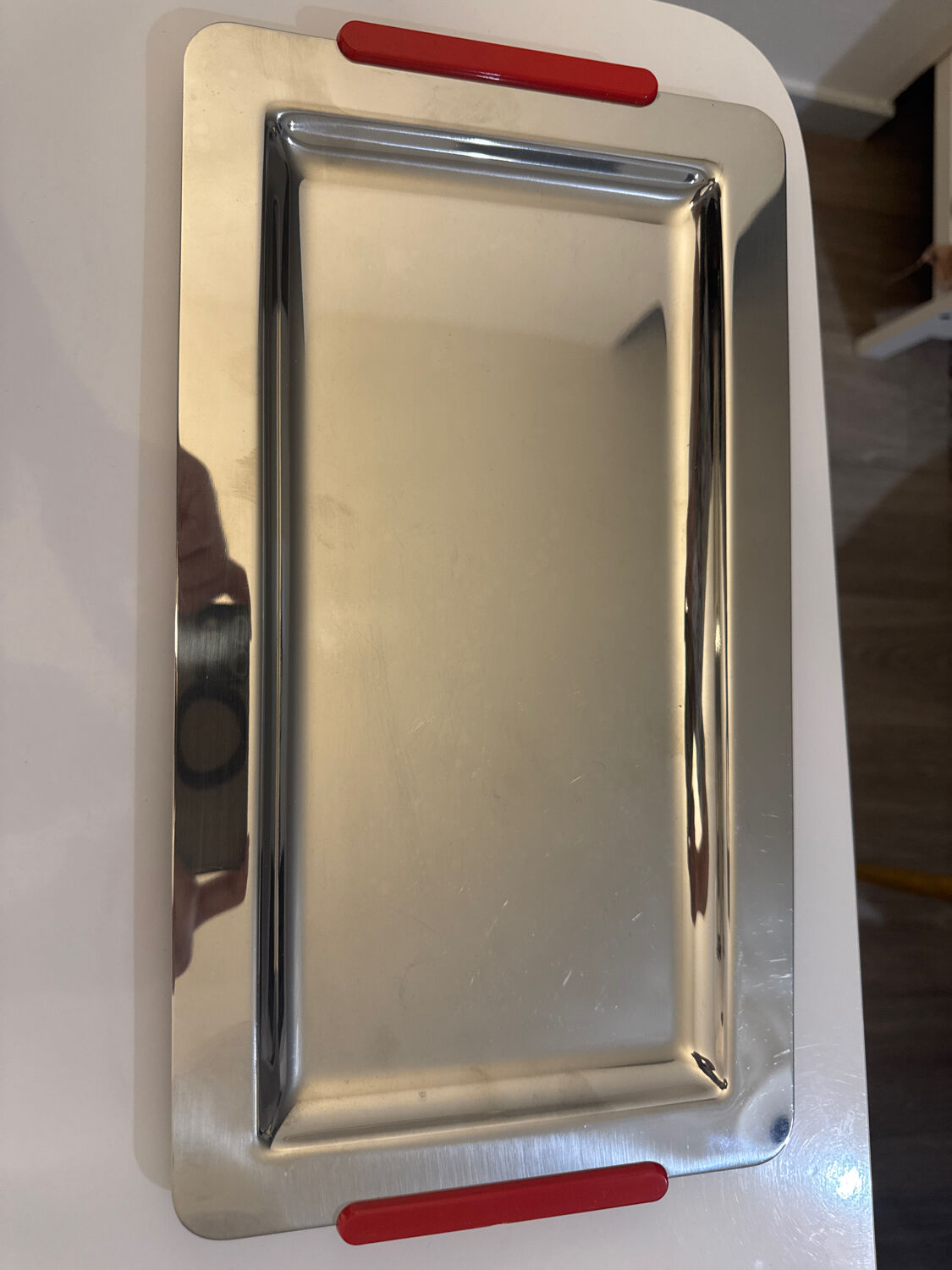 Grand plateau design en inox signé morinox, typique du style des année