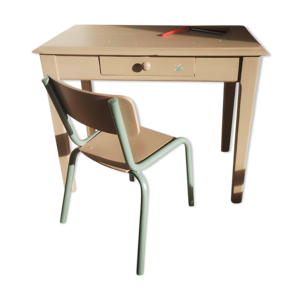 chaise d'écolier et son bureau