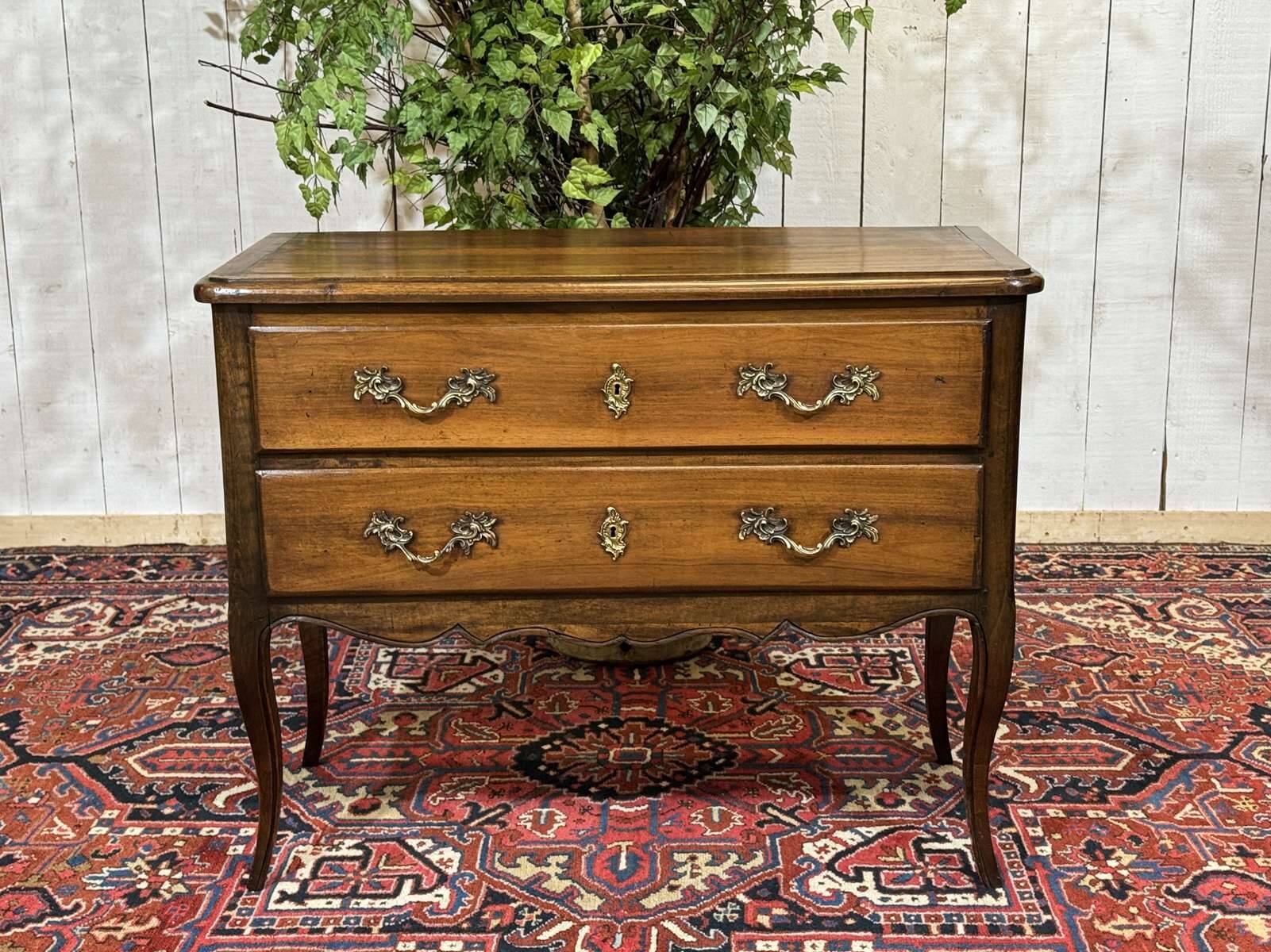 Commode 2 tiroirs de style Louis XV fin XIXème en noyer et peuplier