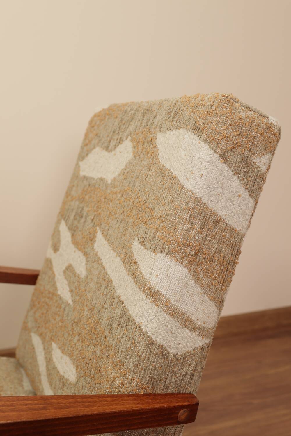 Fauteuil lounge vintage en tissu jacquard à motifs rétro et bois marron