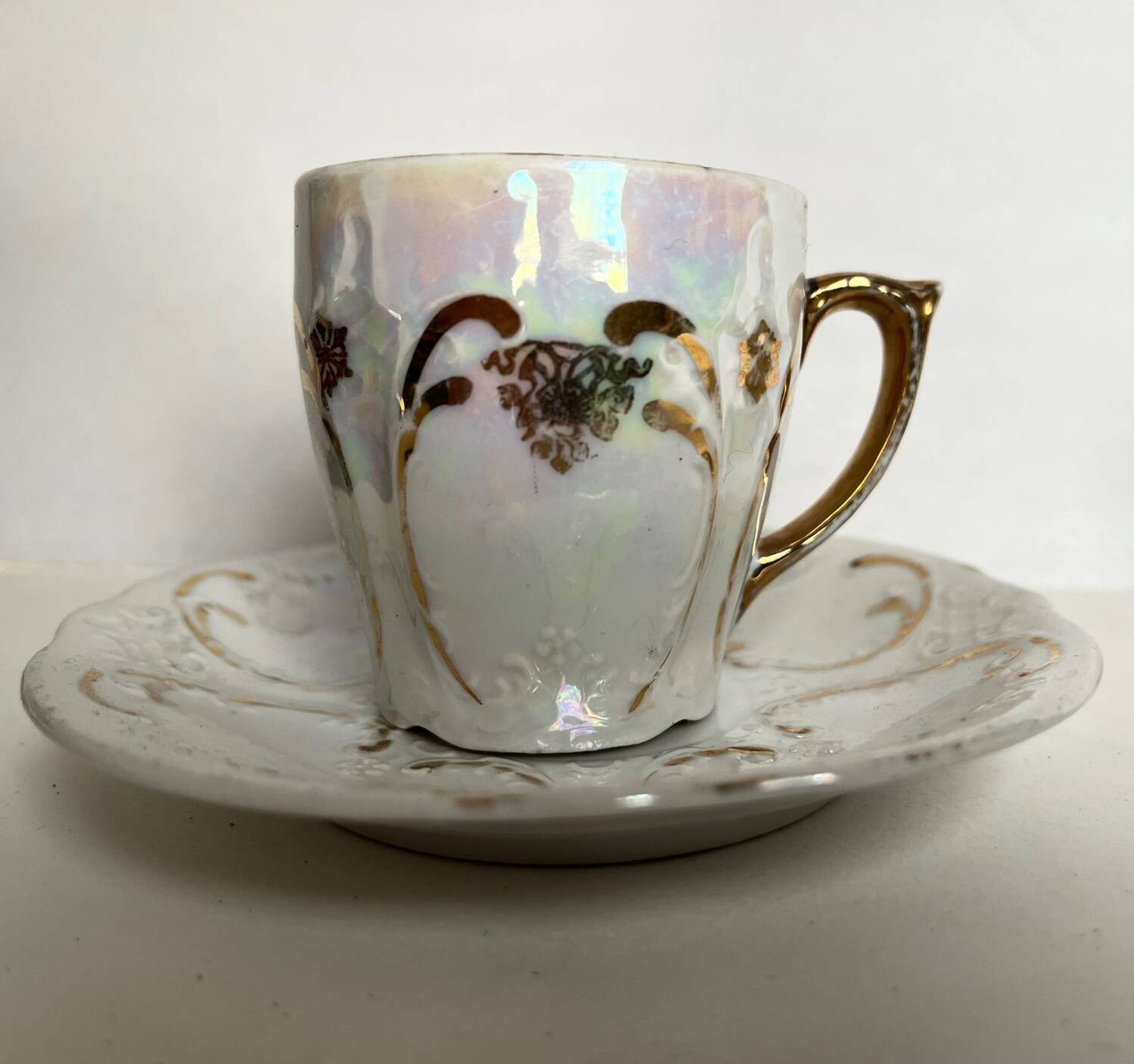 Paire de tasses en porcelaine