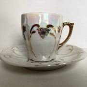Paire de tasses en porcelaine