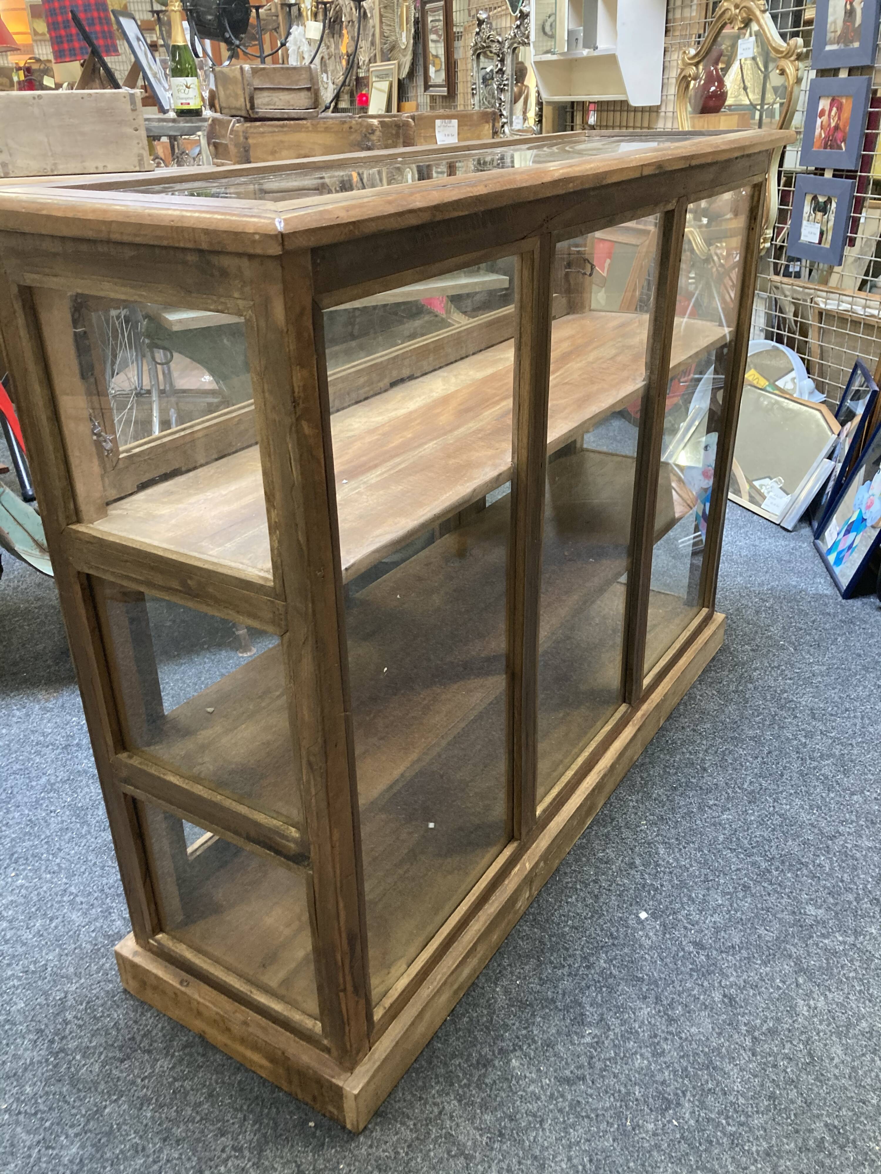 Vitrine comptoir en bois exotique