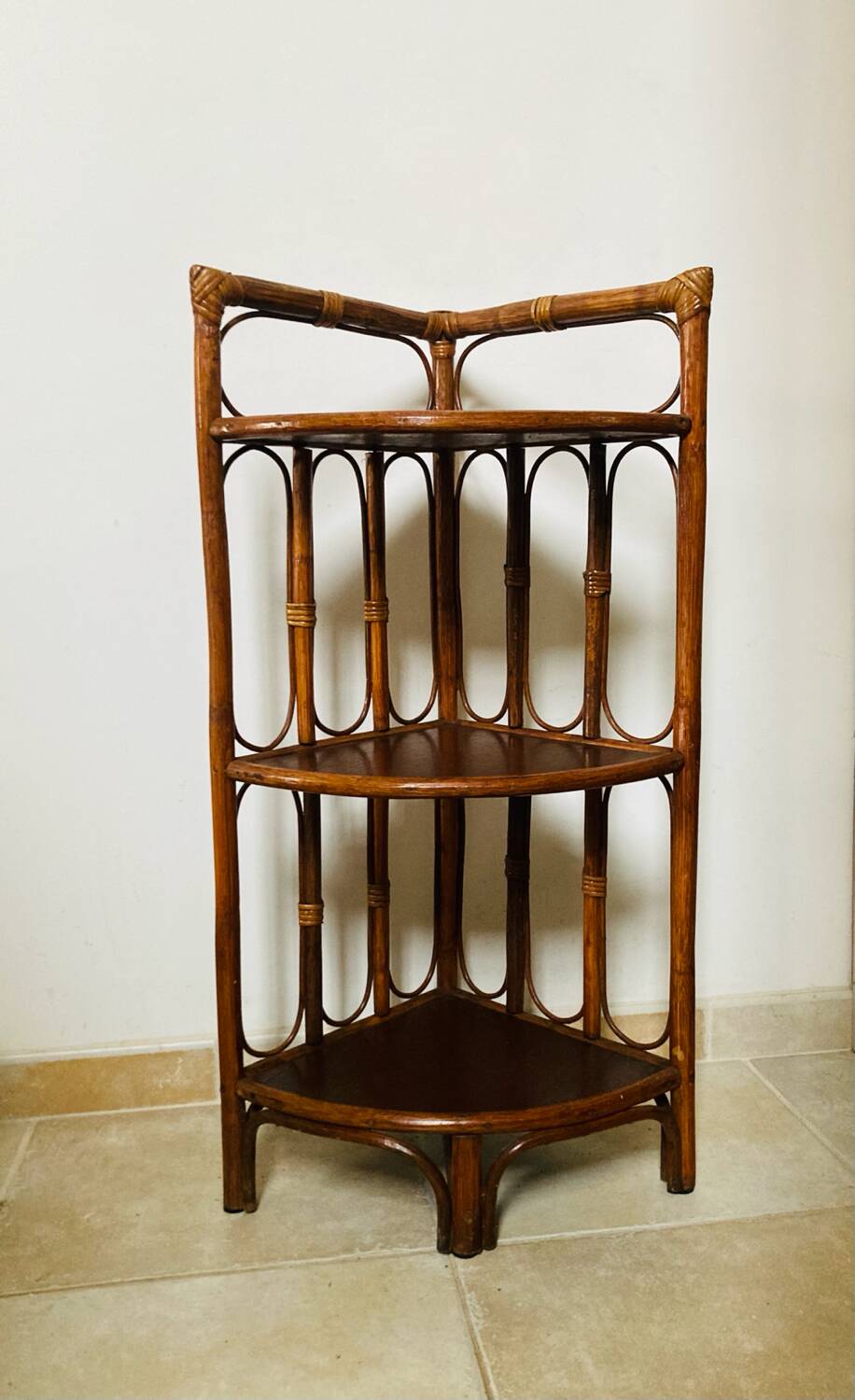 Étagère d'angle vintage en bambou et rotin années 1960/70