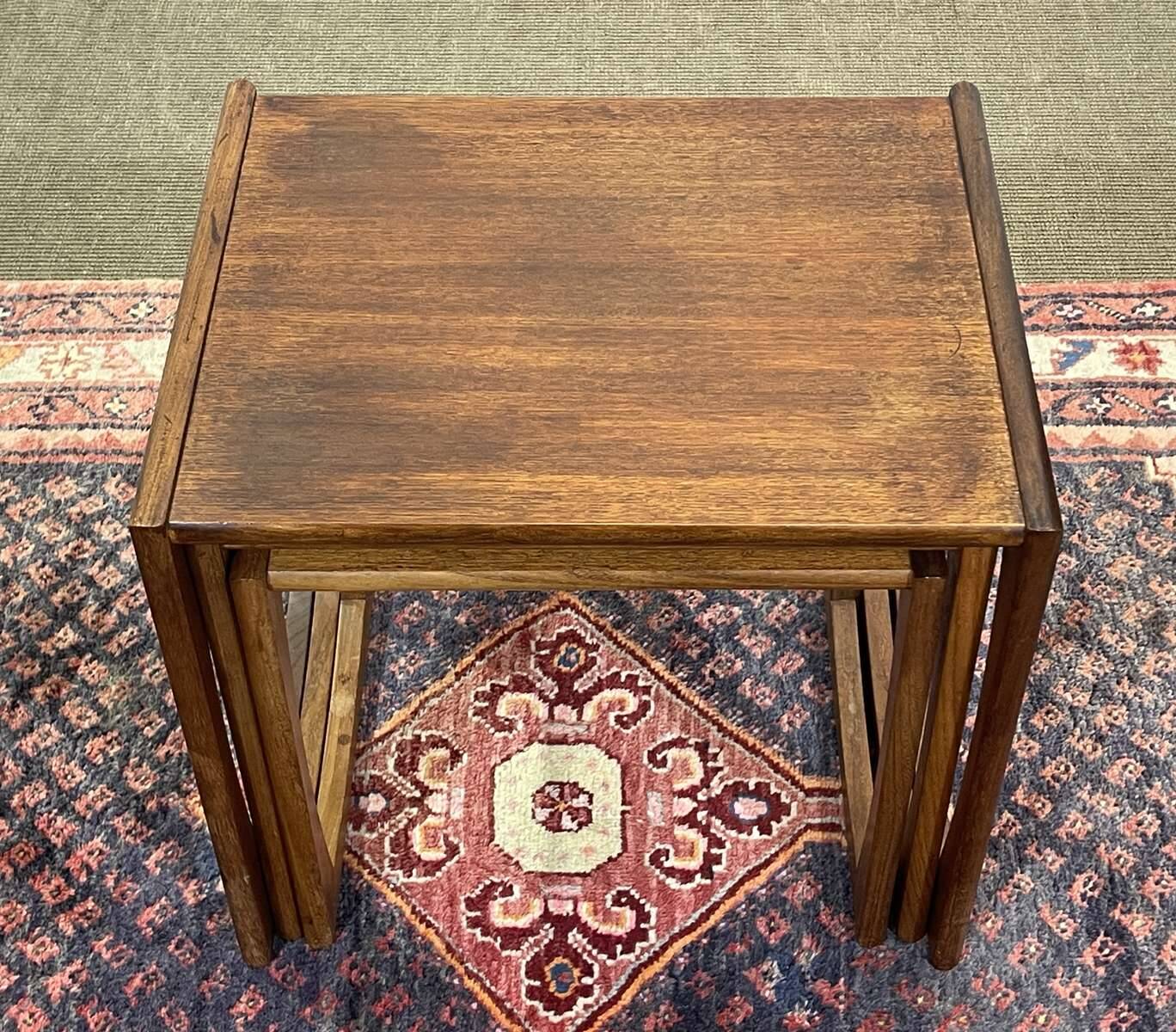 Suite de 3 tables gigognes anglaises en teck des années 70, G-Plan