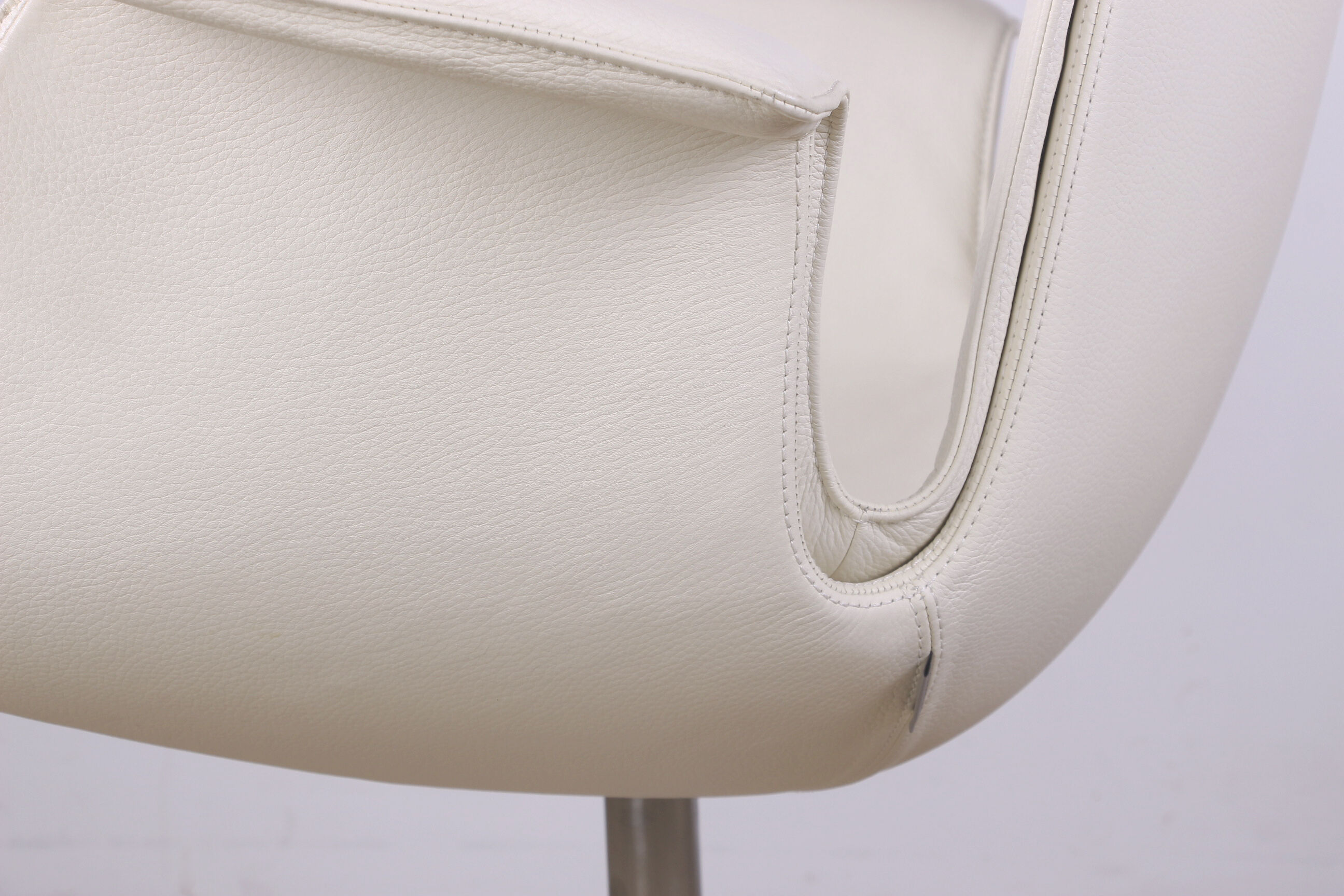 Danish armchair in White Leather and Steel, model FK 6725 or "Tulip chair" by Preben Fabricius.