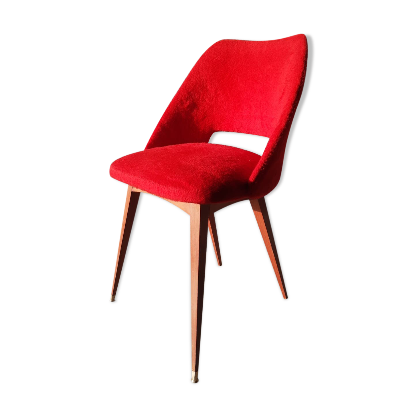 Chaise tonneau en moumoute rouge pieds compas années 60-70