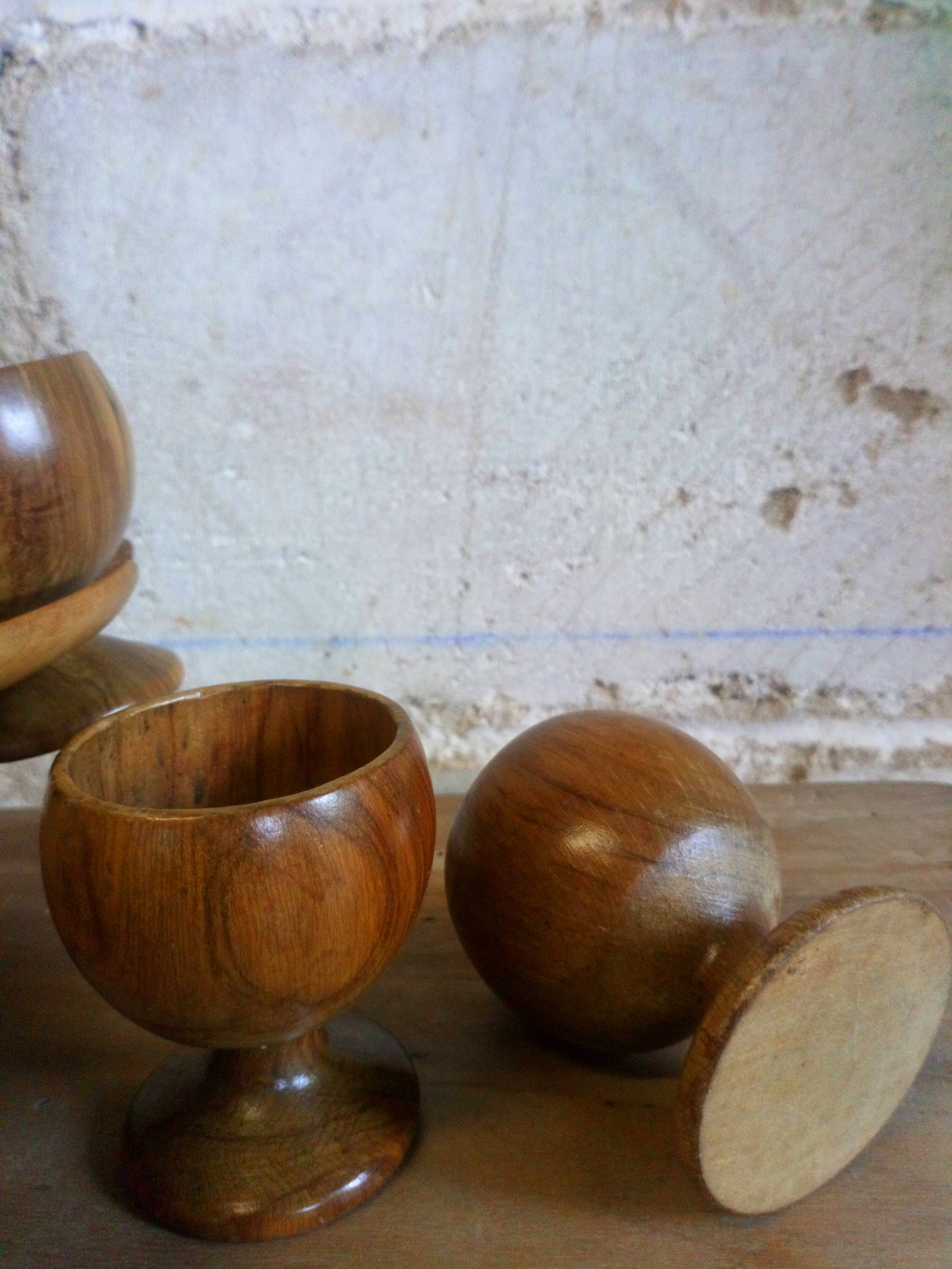 Six coquetiers en bois tourné sur leur presentoir