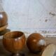 Six coquetiers en bois tourné sur leur presentoir