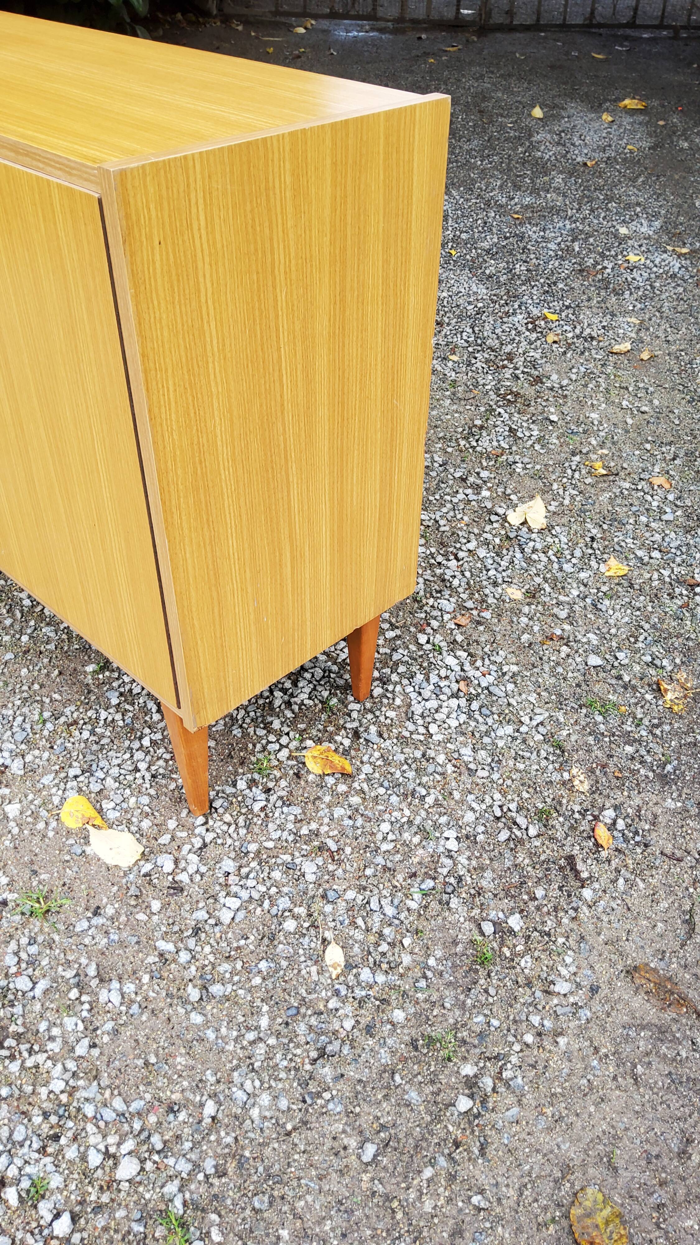 Chest of drawers of the 60s/70 feet spindles