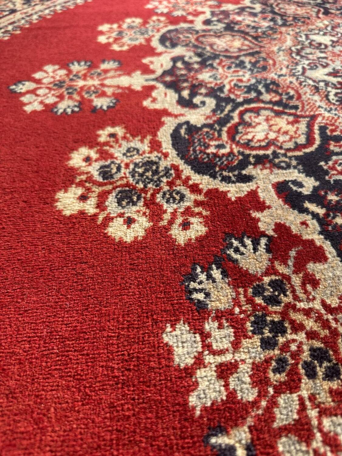 Round oriental rug