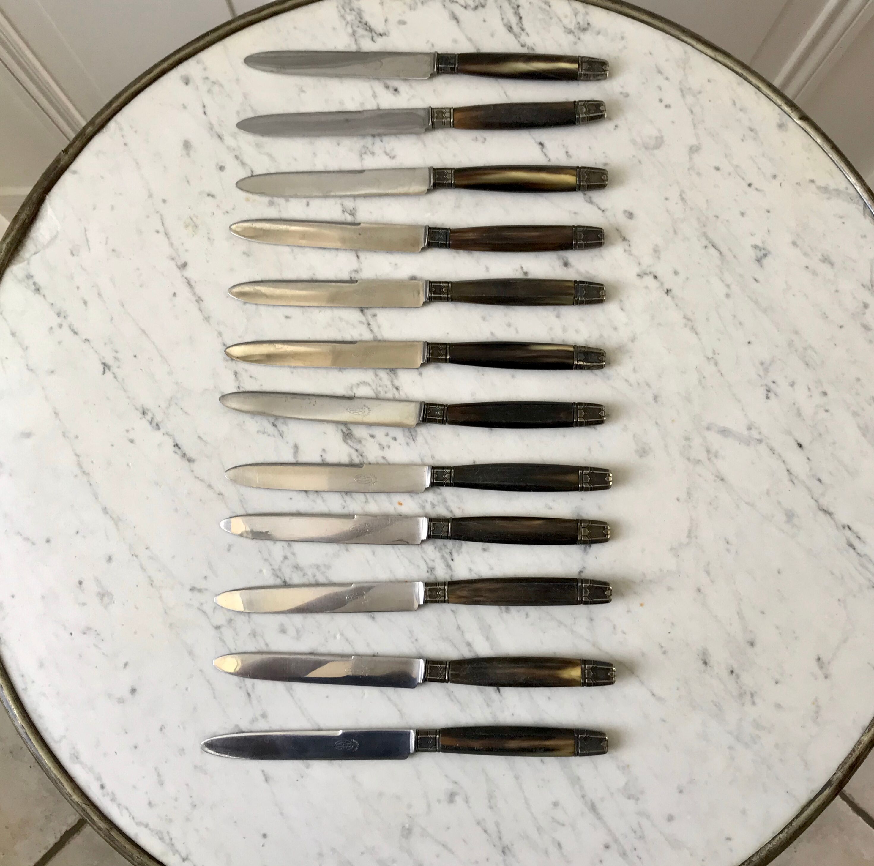 Lot de 12 couteaux en bakélite foncée années 60-70