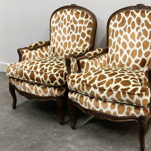 Paire de fauteuils de style Louis XV en velours motif girafe, France, années 1950