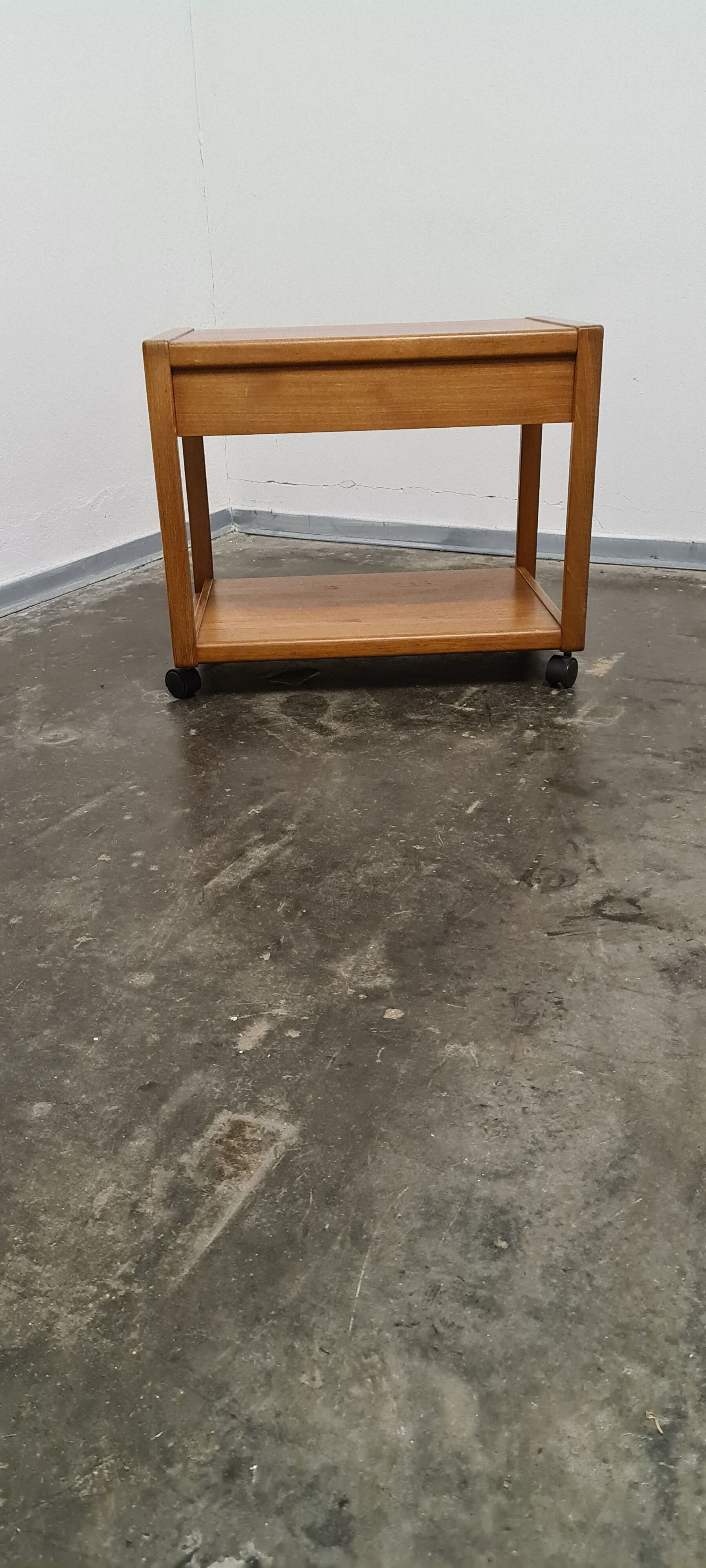 Table d’extrémité en teck vintage ou chariot tv