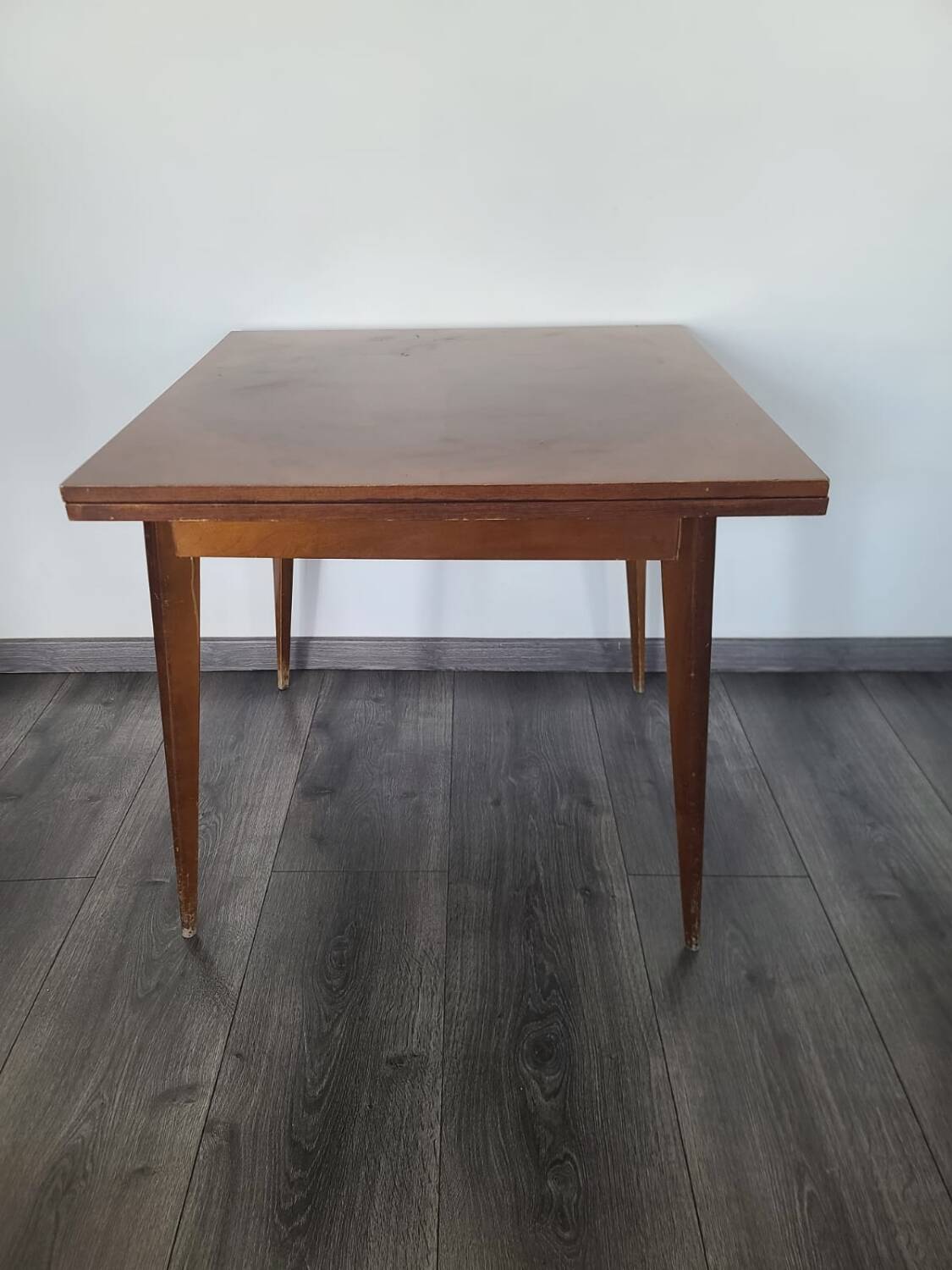 Vintage vitrified portfolio table
