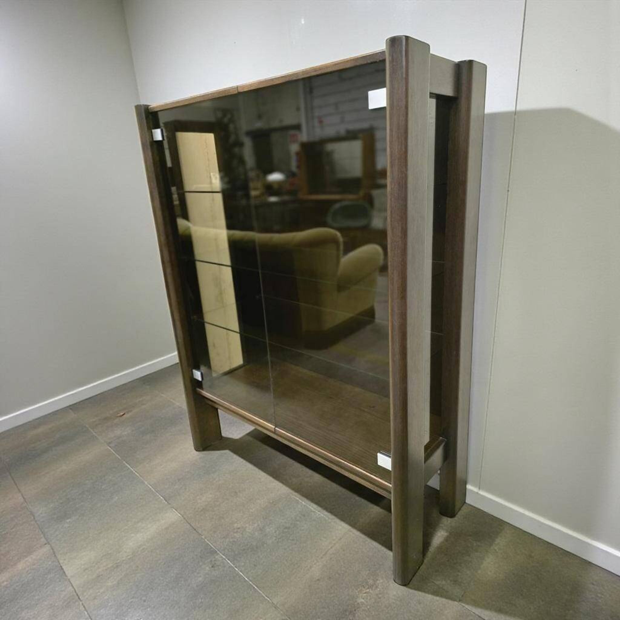 Vitrine vintage en bois massif avec verre fumé