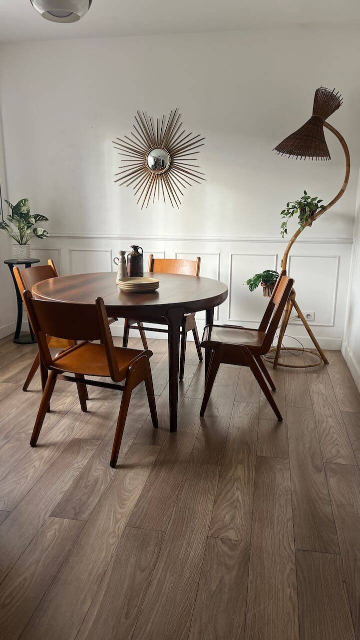 Dining table in rosewood, for 4 to 6 people.