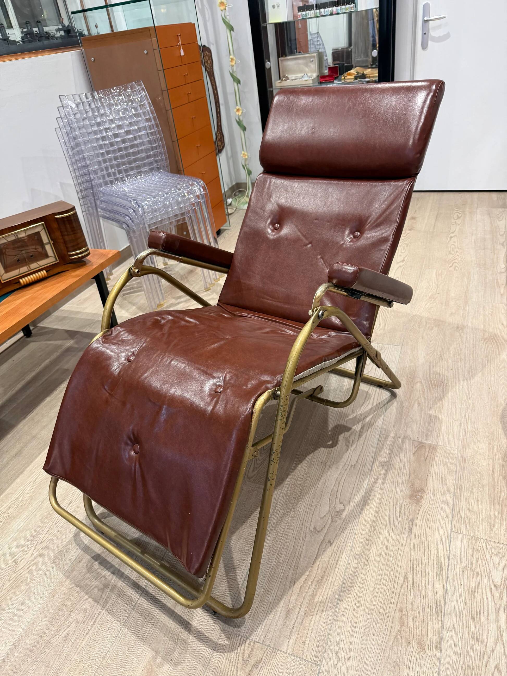 Reclining armchair in brown leather with tubular frame – Italy – 1960s/1970s