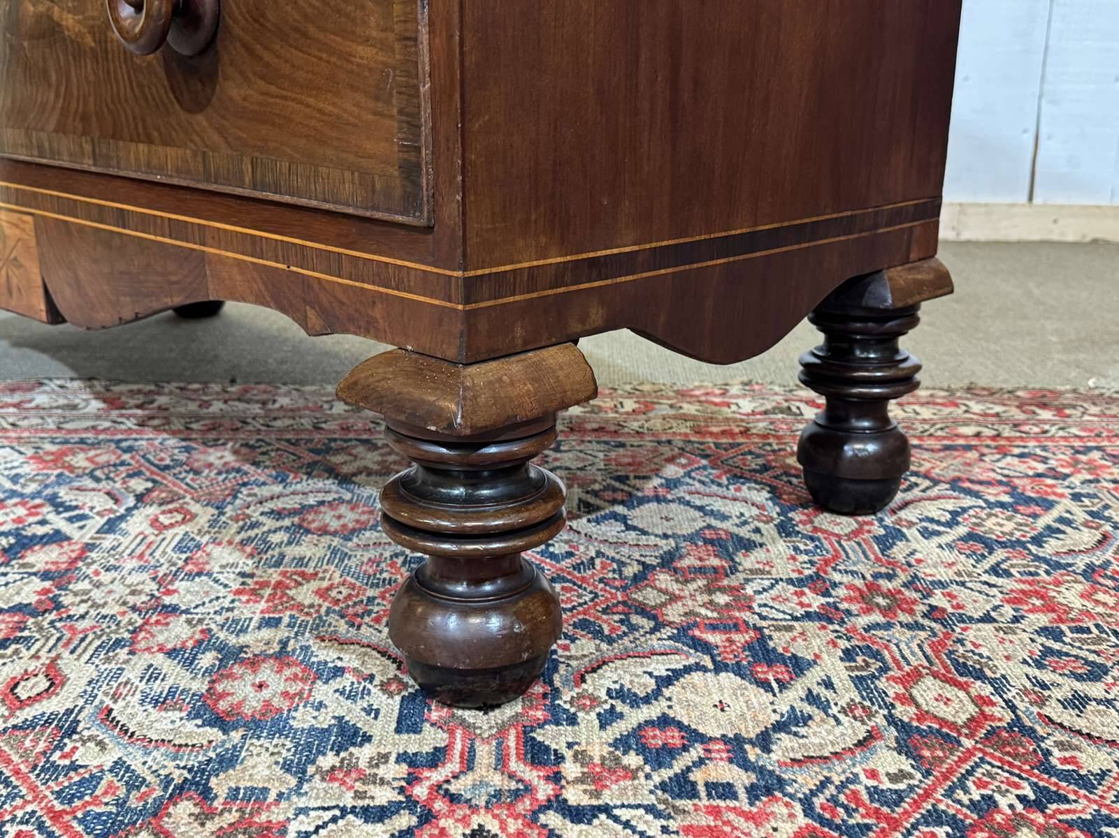 Victorian English commode from the 19th century in mahogany.