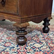 Victorian English commode from the 19th century in mahogany.