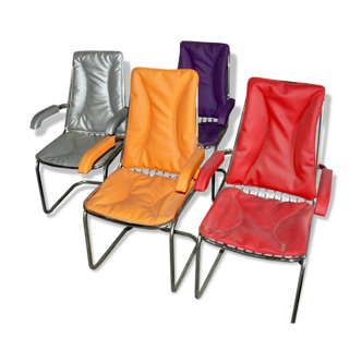 Série de 4 fauteuils années 70 pieds chromés et assise en skai de couleur