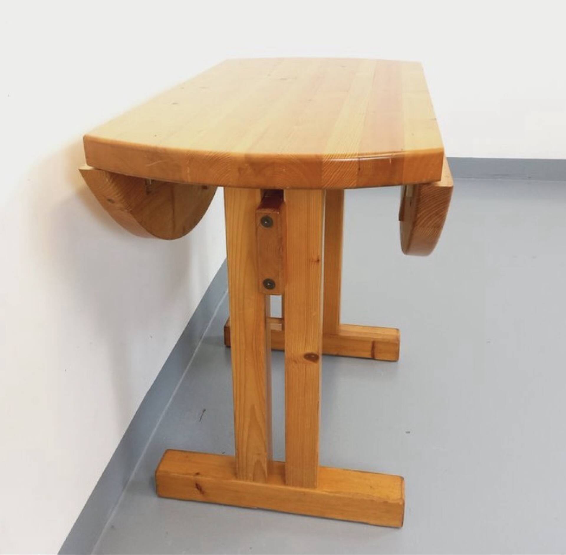 Table à manger ronde Charlotte Perriand les Arcs