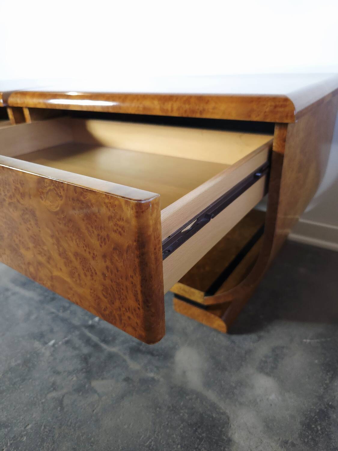 Paire de tables de chevet Art déco en ronce de noyer et laiton