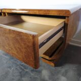 Paire de tables de chevet Art déco en ronce de noyer et laiton