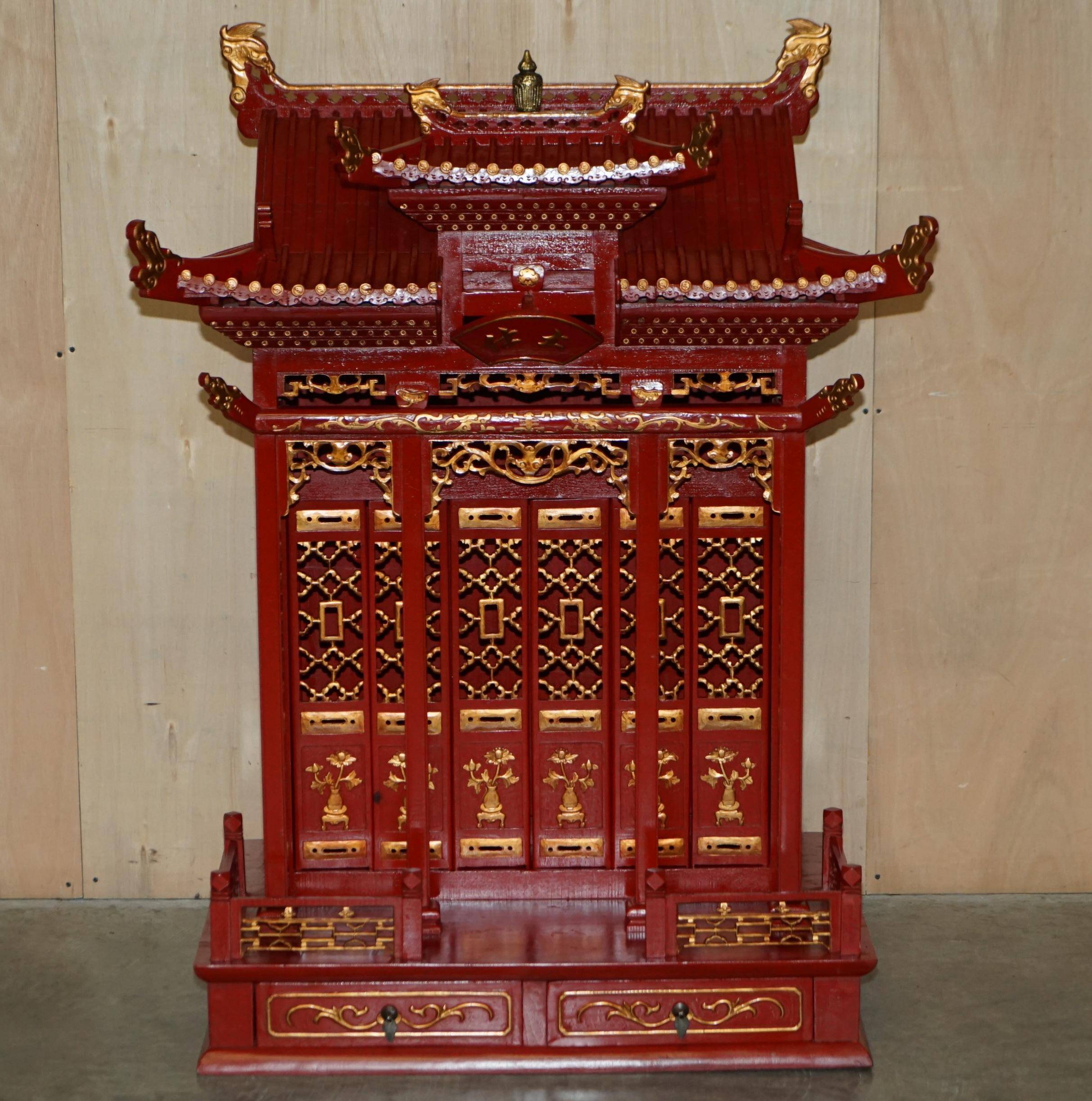 Armoire Chinoise Vintage à Toit Pagode, Très Décorative