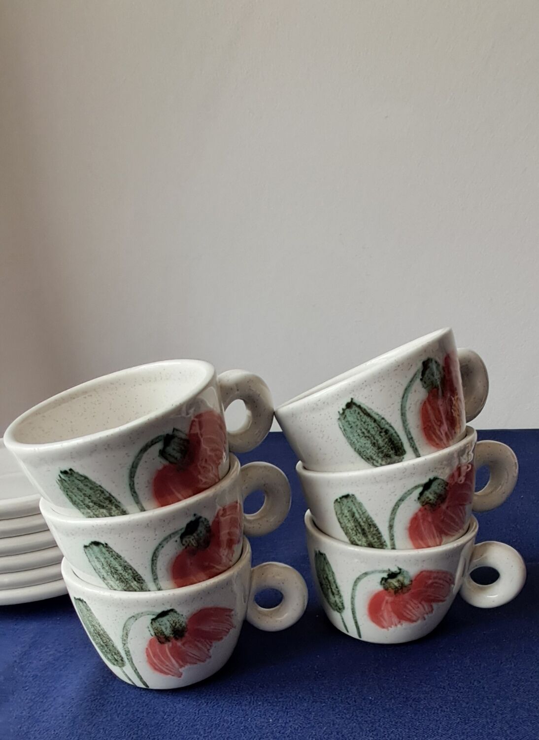 Cups and saucers Sarreguemines. Glazed stoneware. Hand-painted decoration.