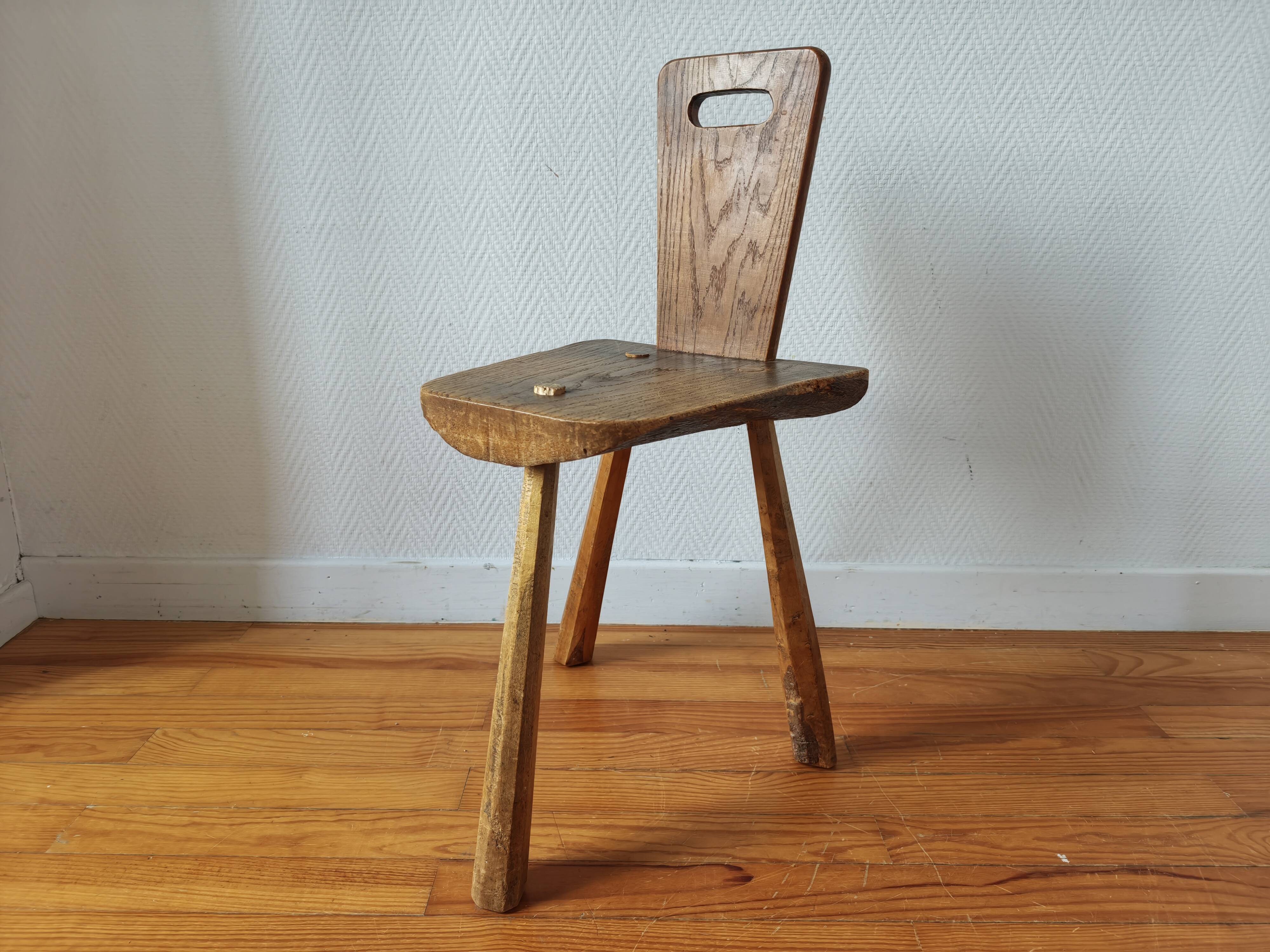 Tripod chair in solid wood – Handcrafted – Brutalist spirit