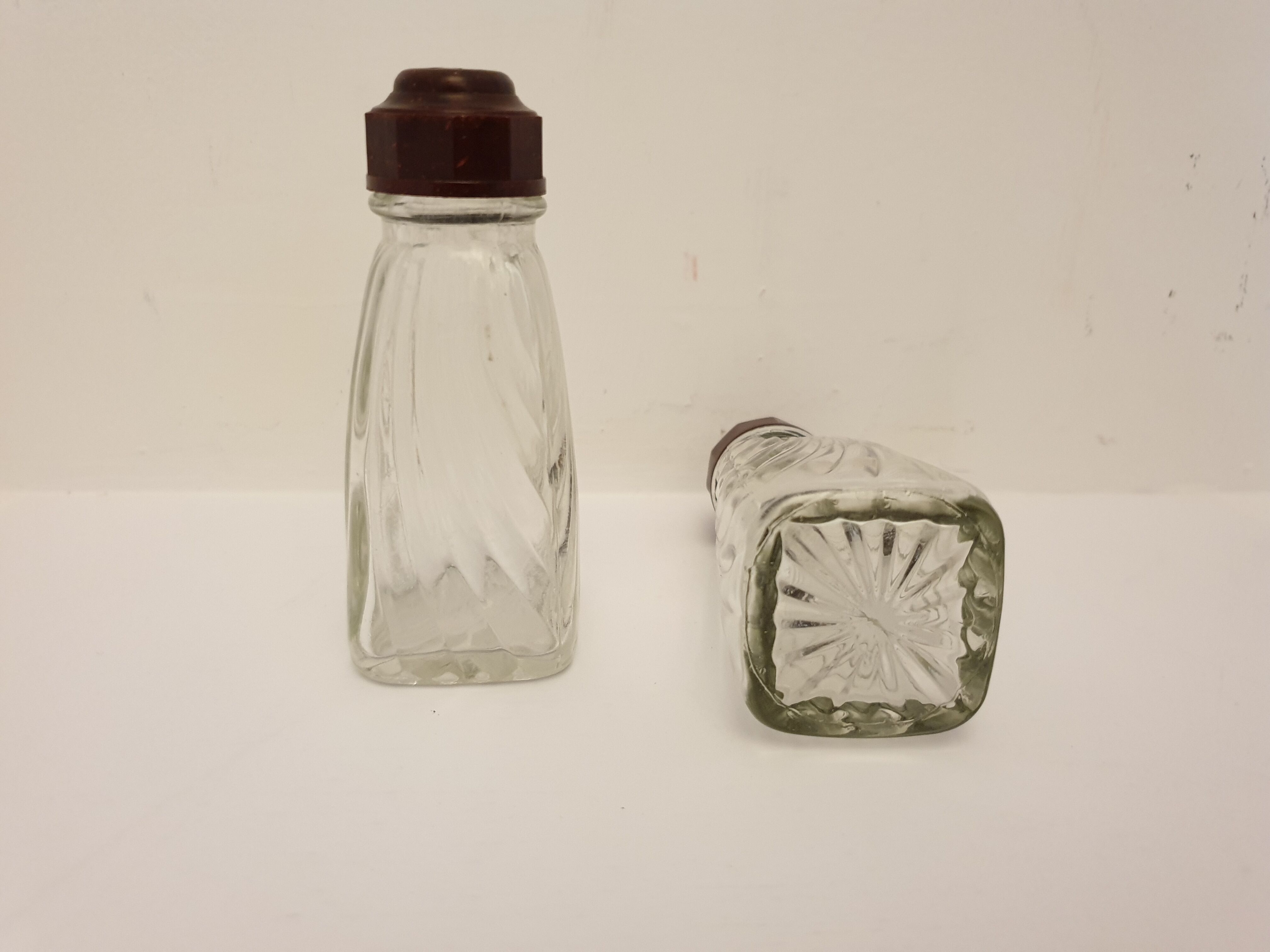 Glass and bakelite art deco salières