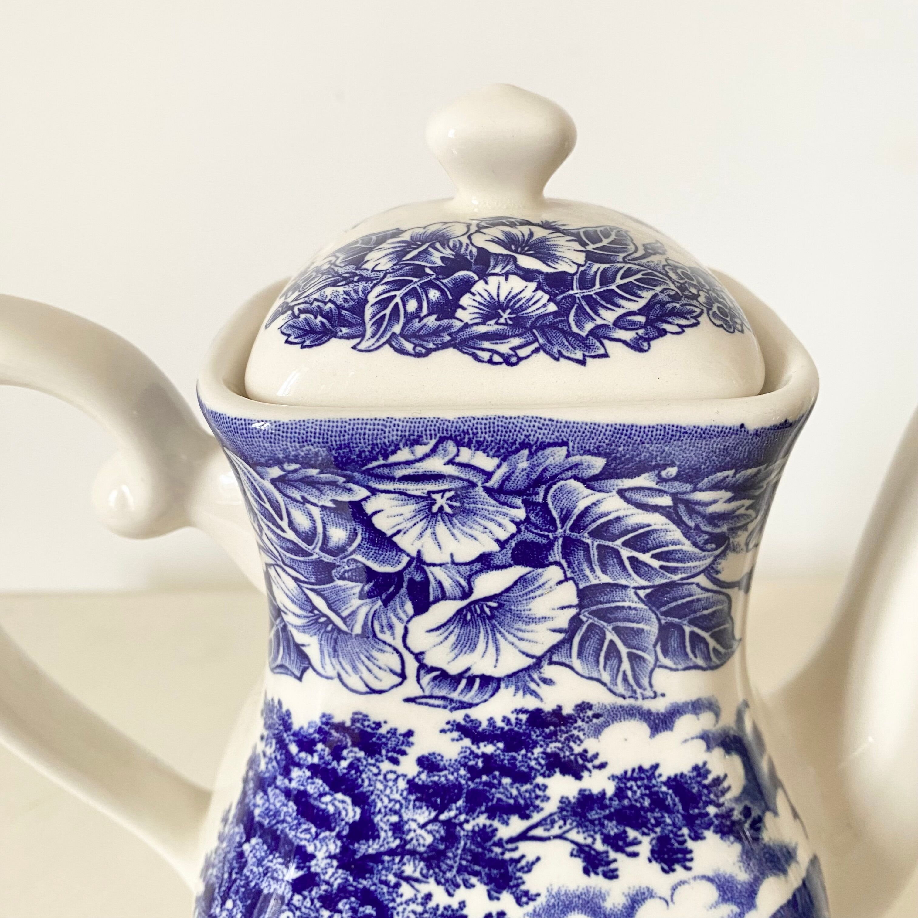 Théière anglaise bleue ancienne