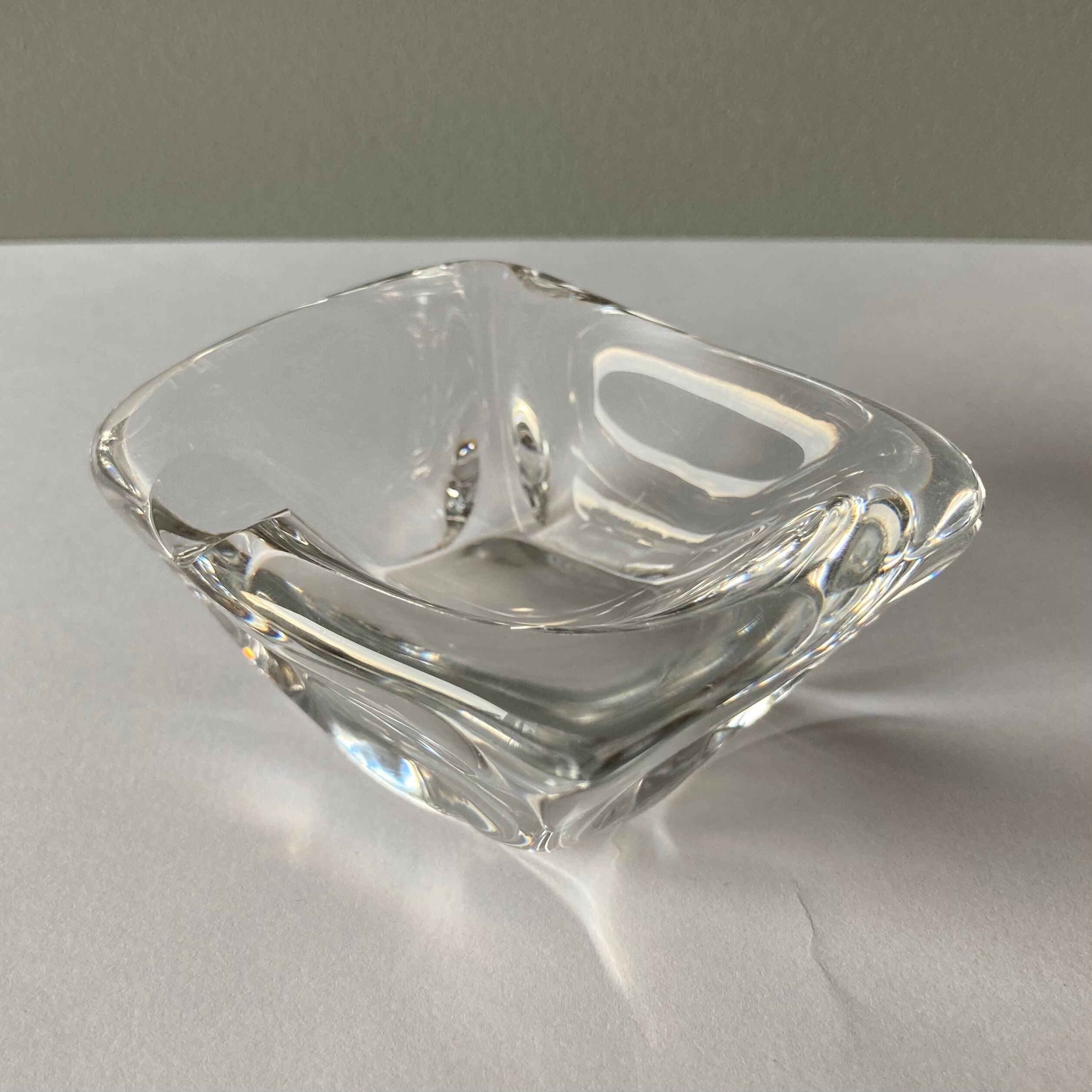 Individual ashtray in colorless crystal signed daum france followed by a cross of lorraine