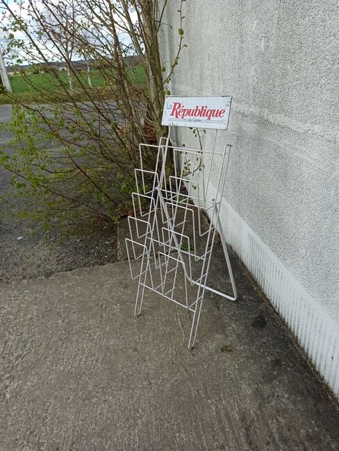 Newspaper and magazine display