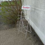 Newspaper and magazine display